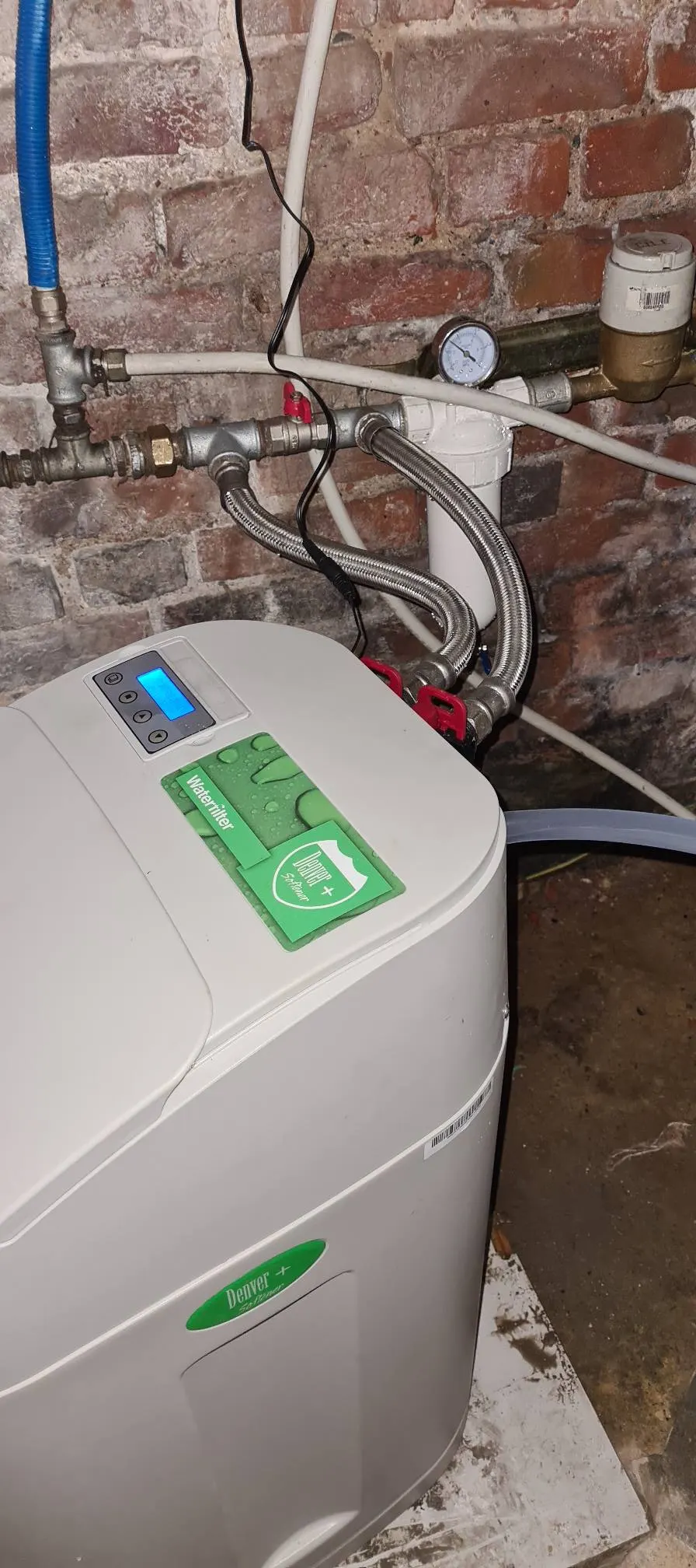 Osmoseur compact installé sous un évier de cuisine avec son robinet dédié