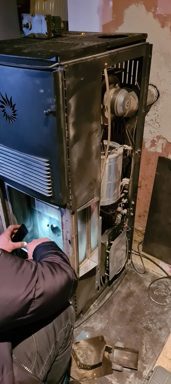 Technicien contrôlant l'unité extérieure d'une pompe à chaleur lors de l'entretien annuel