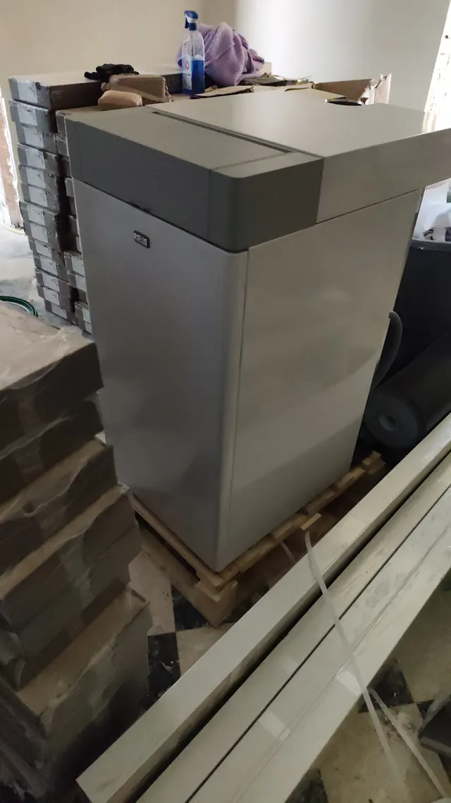 Chaudière mazout au sous-sol avec brûleur et citerne à combustible visible