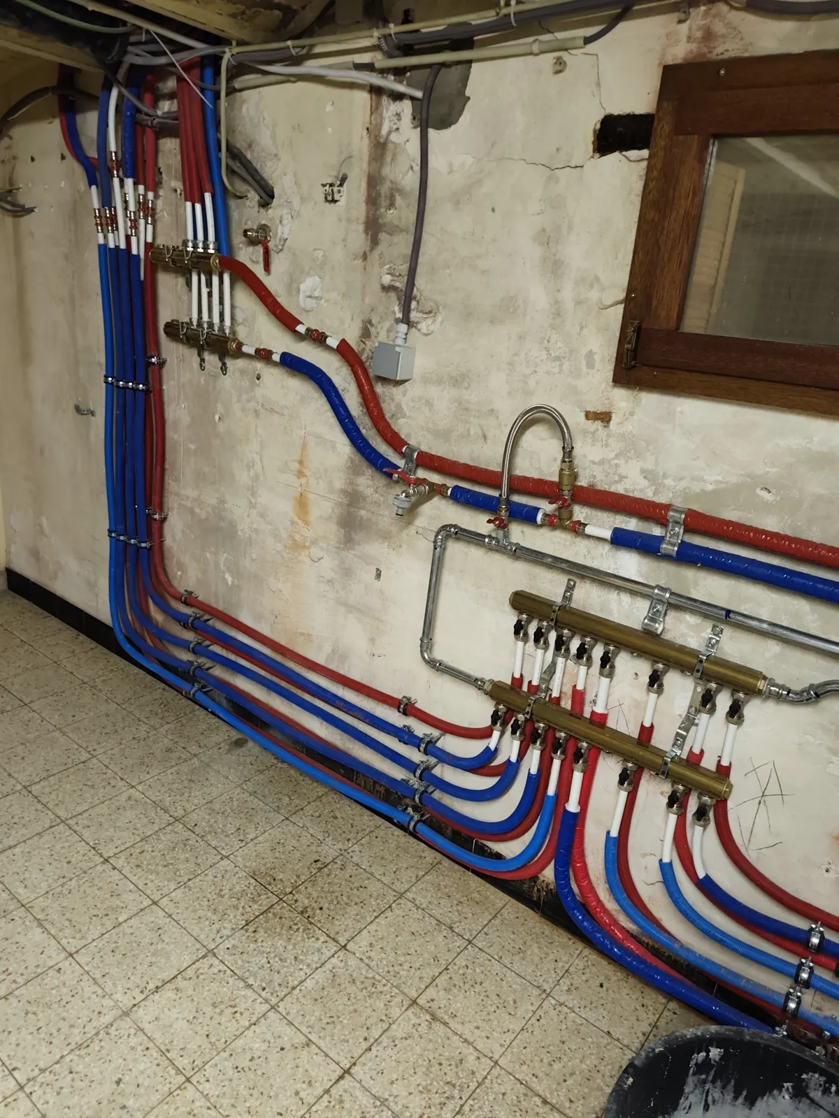 Technicien rinçant un circuit de chauffage central dans une maison près de Namur