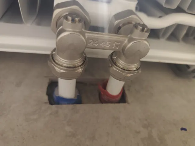 Unité intérieure de pompe à chaleur avec filtre à boues et circuit hydraulique de chauffage