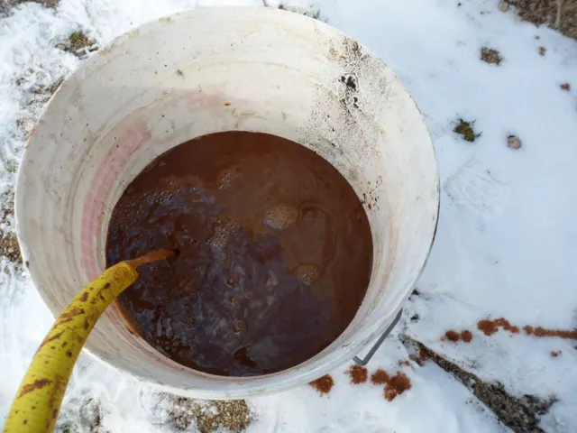 Verre d'eau de circuit de chauffage contrôlée avec un aimant pour détecter la magnétite