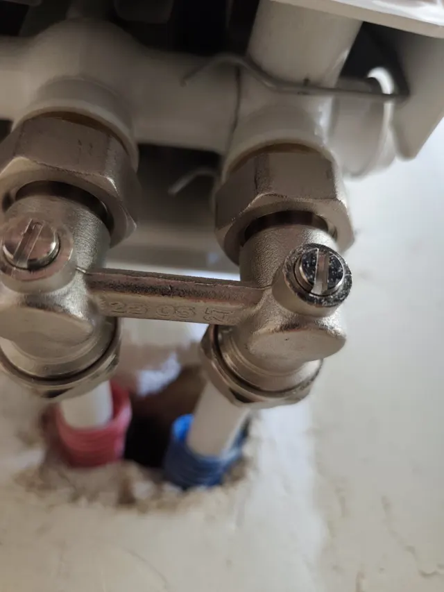 Radiateur d'une maison mitoyenne dans le Centre, purge montrant une eau chargée de boues