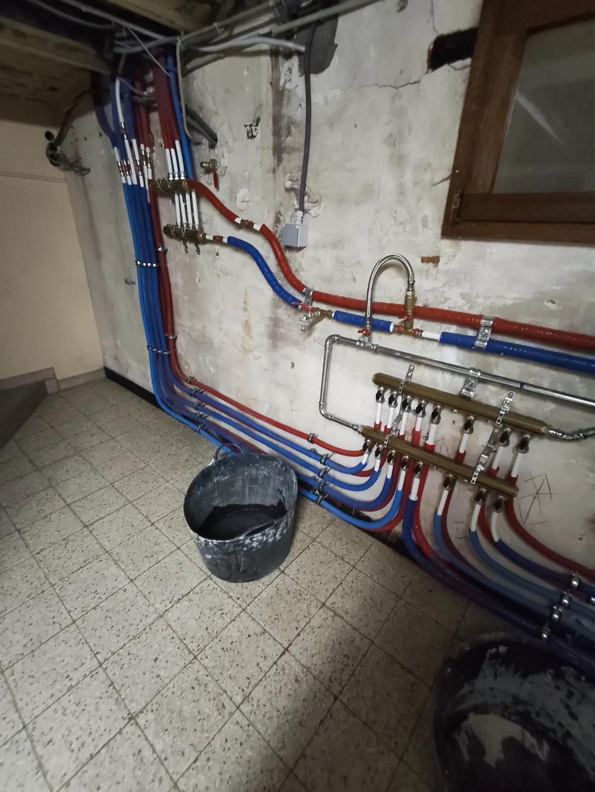 Collecteur de plancher chauffant dans une villa du Brabant wallon, raccordement de rinçage