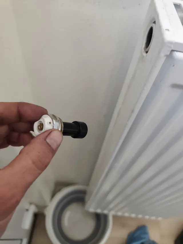 Image thermique d'un sol montrant le tracé des boucles d'un plancher chauffant dont une est froide