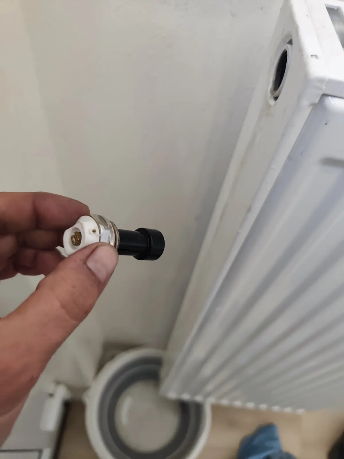 Image thermique d'un sol montrant le tracé des boucles d'un plancher chauffant dont une est froide