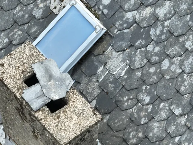 Maison mise en vente avec panneaux solaires sur le toit et dossier de documents