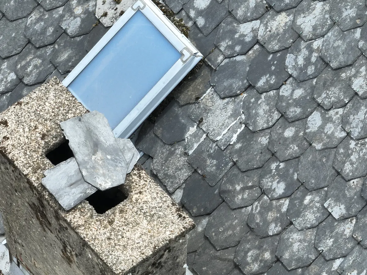 Maison mise en vente avec panneaux solaires sur le toit et dossier de documents