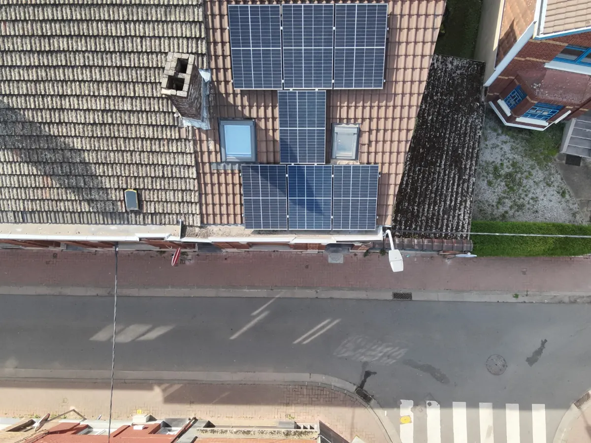 Optimiseur de puissance fixé derrière un panneau solaire, vu depuis l'arrière du module