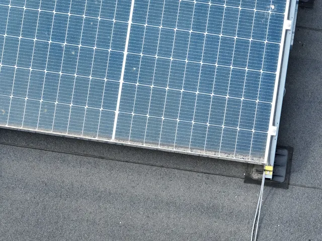 Tableau électrique d'une installation photovoltaïque avec protections étiquetées avant contrôle RGIE