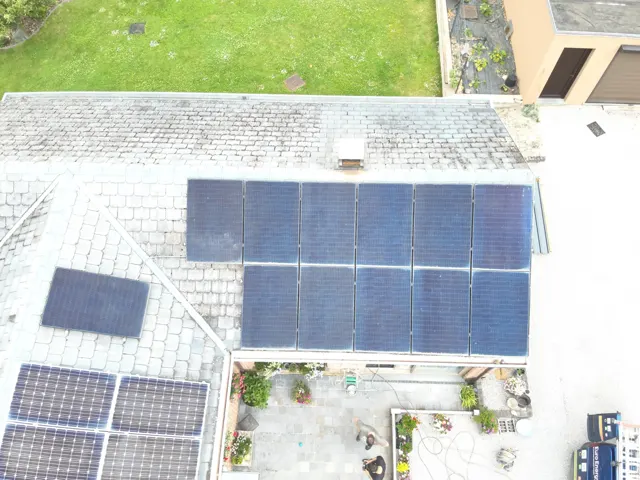 Écran de suivi de production photovoltaïque comparé à un contrat de garantie sur un bureau
