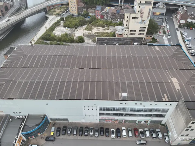 Câbles et connecteurs DC d'une installation photovoltaïque sur toiture inclinée en tuiles
