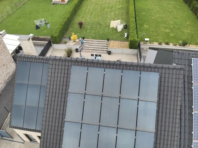 Panneaux solaires sur toiture inclinée nettoyés à l'eau à La Louvière