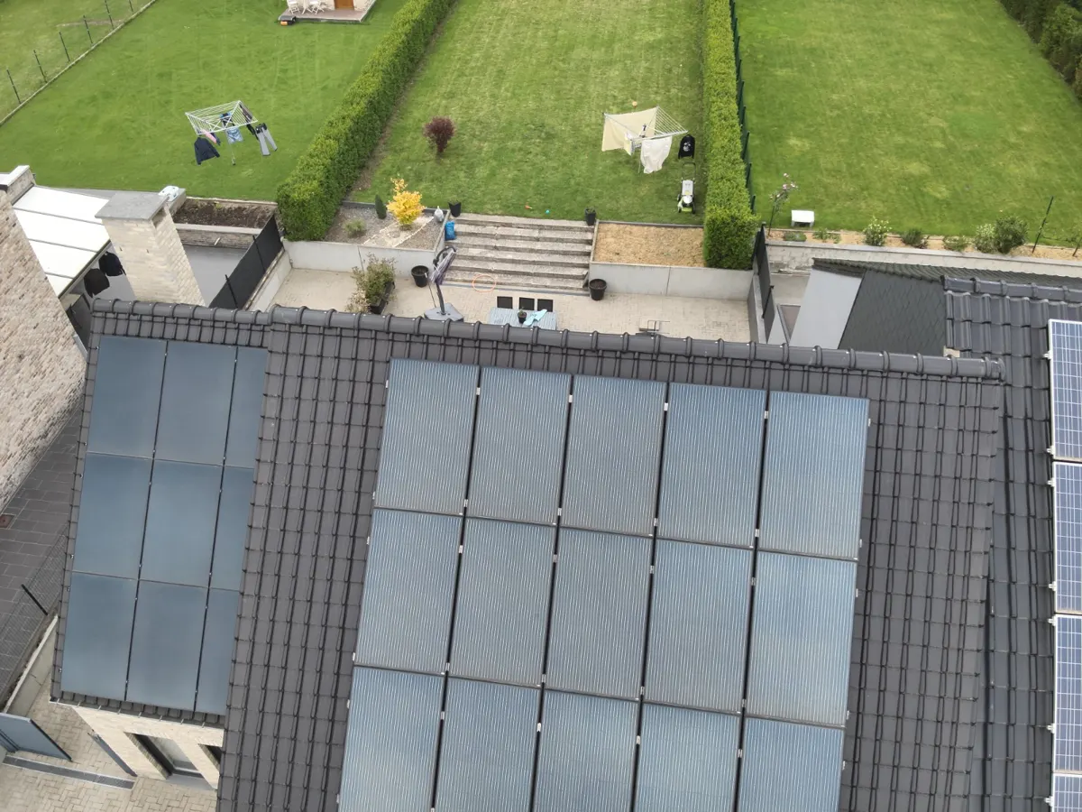 Image thermique d'une façade de maison avec fuites de chaleur autour des fenêtres