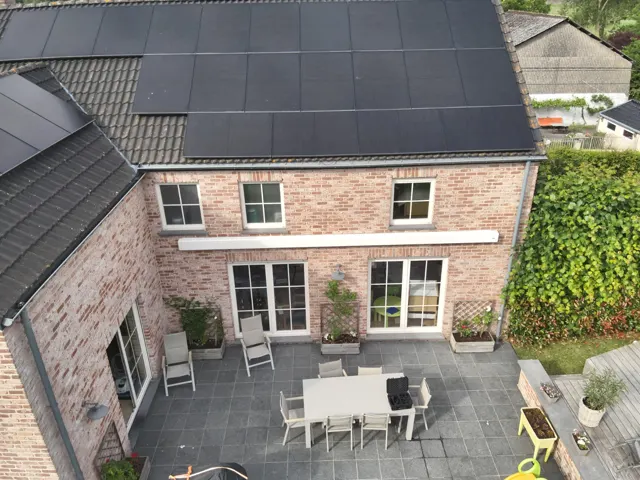 Panneaux solaires sur toiture après une grêle, inspectés par drone thermique
