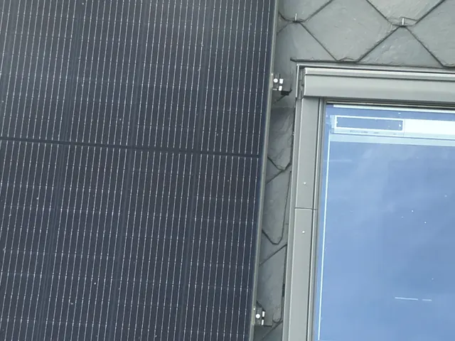Drone inspectant les panneaux solaires sur le toit d'un immeuble en copropriété