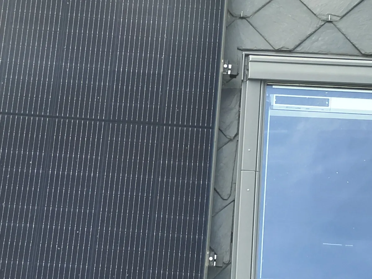 Drone thermique au-dessus des rangées d'un champ photovoltaïque au sol en pleine production