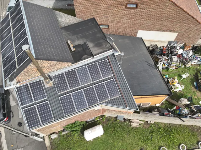 Drone professionnel à caméras multiples volant au-dessus d'un champ de panneaux solaires