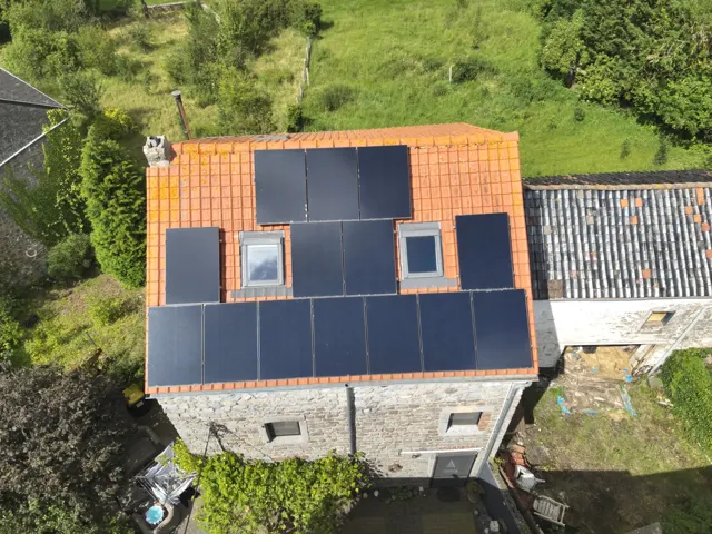 Façade de maison en briques inspectée par drone avec zoom sur une fissure autour d'une fenêtre
