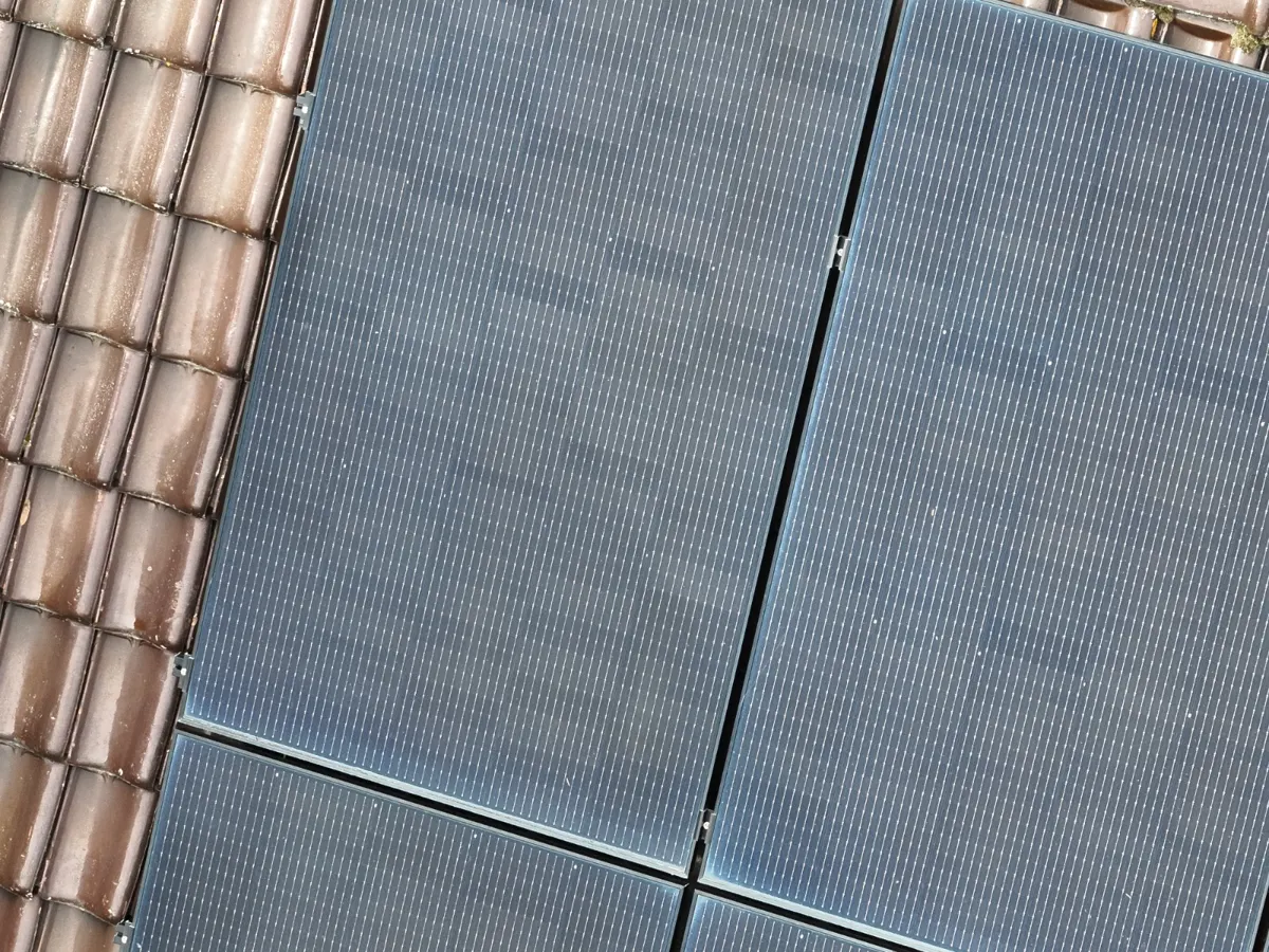 Image thermique d'un panneau solaire montrant un point chaud sur une cellule
