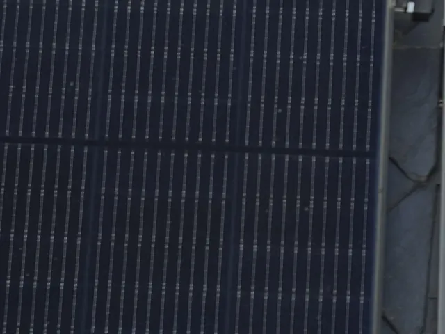 Notice d'entretien et fiche de garantie de panneaux solaires posées devant un onduleur