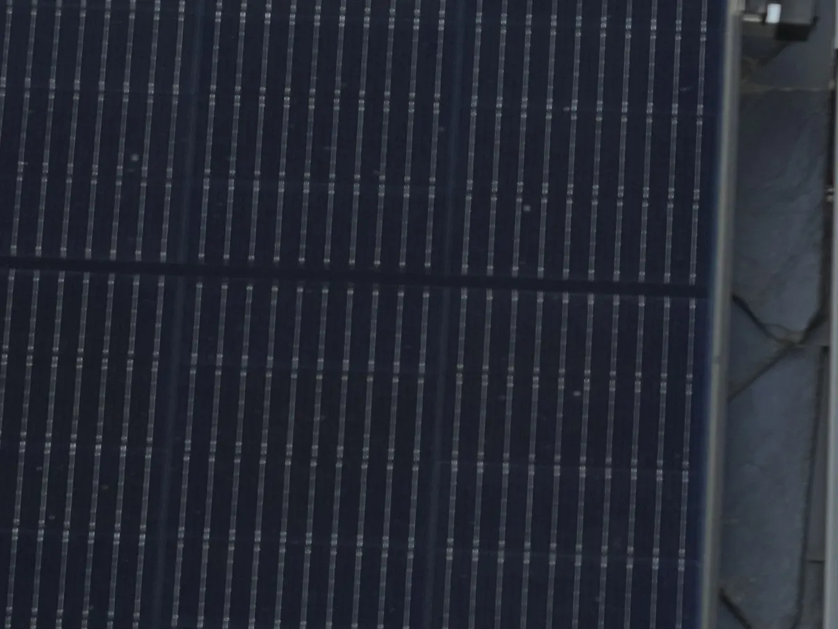 Application d'onduleur affichant une courbe de production solaire en baisse avec panneaux encrassés