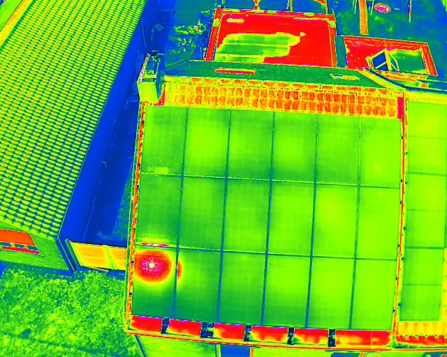Image thermique d'un mur de cheminée montrant une bande froide le long du conduit