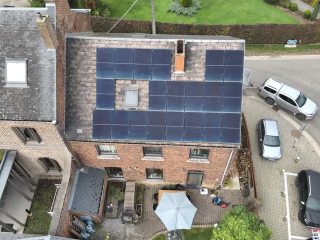 Technicien contrôlant l'onduleur et la production d'une installation de panneaux solaires