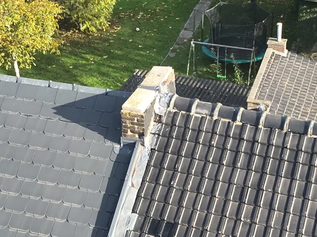 Toiture avec panneaux solaires anciens inspectée pour mesurer la baisse de production après dix ans