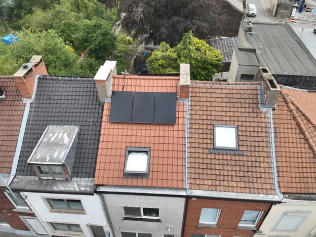 Technicien réalisant un audit thermique d'une maison avec une caméra infrarouge à l'intérieur