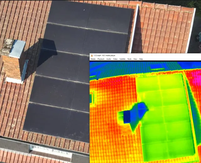 Image thermique de l'encadrement d'une fenêtre de toit avec zone froide d'infiltration