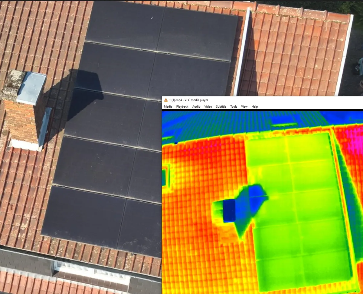 Image thermique de l'encadrement d'une fenêtre de toit avec zone froide d'infiltration