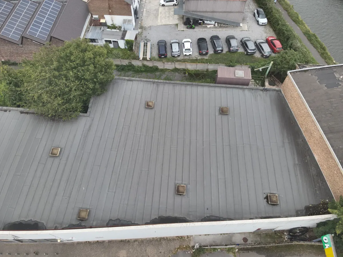 Image thermique d'un champ de panneaux solaires prise par drone avec un point chaud visible