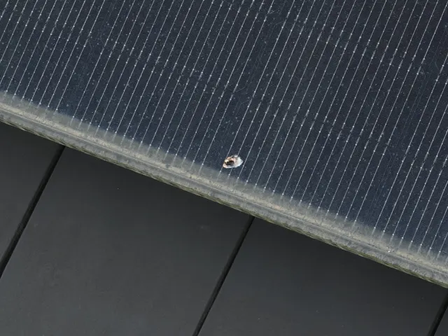 Image thermique aérienne d'une toiture montrant un reflet qui ressemble à un point chaud