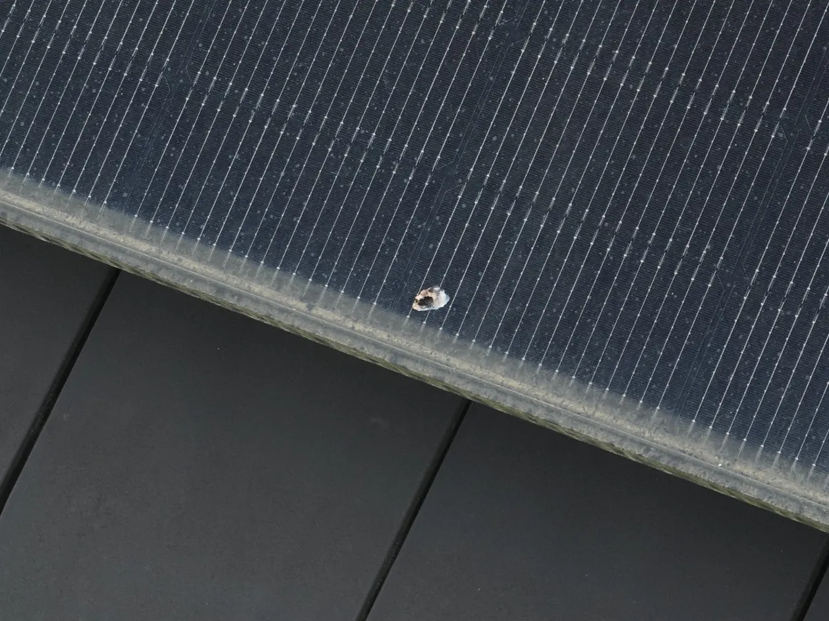 Image thermique aérienne d'une toiture montrant un reflet qui ressemble à un point chaud