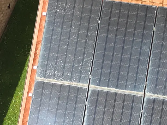 Drone thermique survolant des panneaux solaires près de Charleroi lors d'une inspection