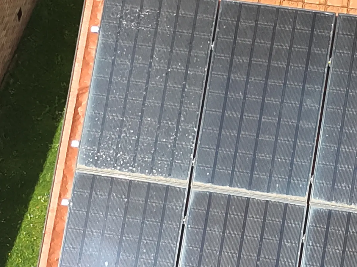 Drone thermique survolant des panneaux solaires près de Charleroi lors d'une inspection